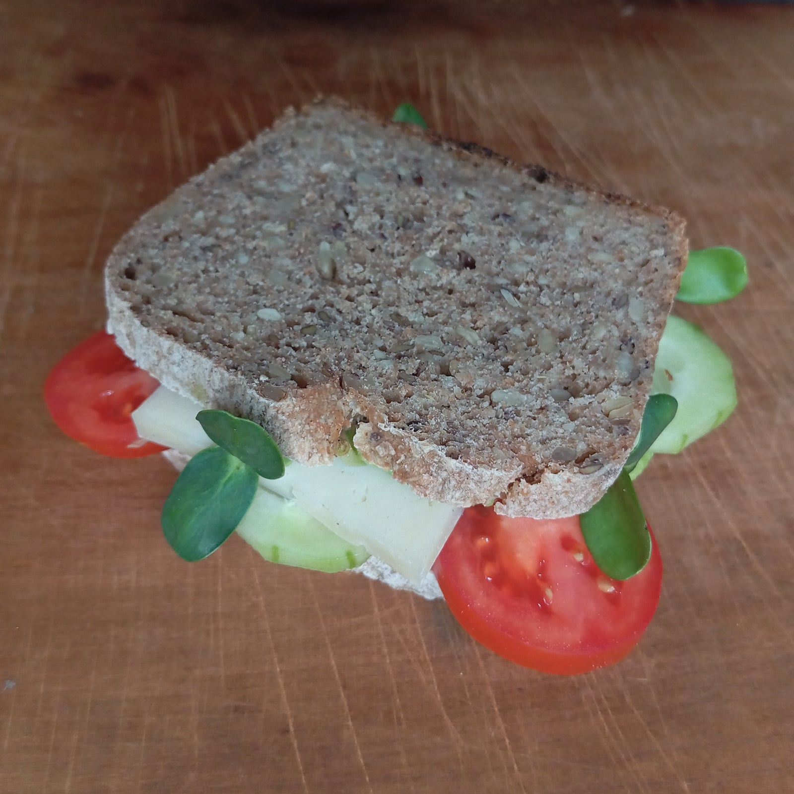 Sándwich de pan integral con palta y #microgreens de maravilla